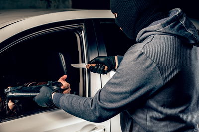 בני 16 ו-20 שדדו נהג מונית בתל אביב ונעצרו