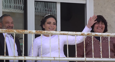 כשפיני איינהורן שימח את הכלה במרפסת