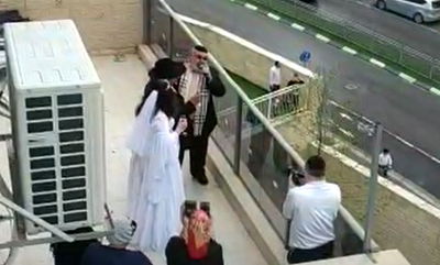 כשהפייטן שמעון סיבוני שימח חתן וכלה • צפו