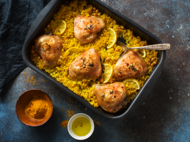 עוף ואורז בסיר אחד בסגנון אסייתי