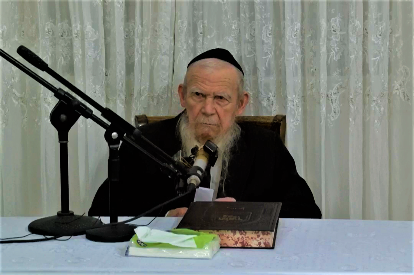 ראש הישיבה במעונו. ארכיון