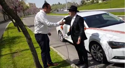 החתן שנתקע בדרך לחתונה עם פנצ'ר בשני הגלגלים • צפו
