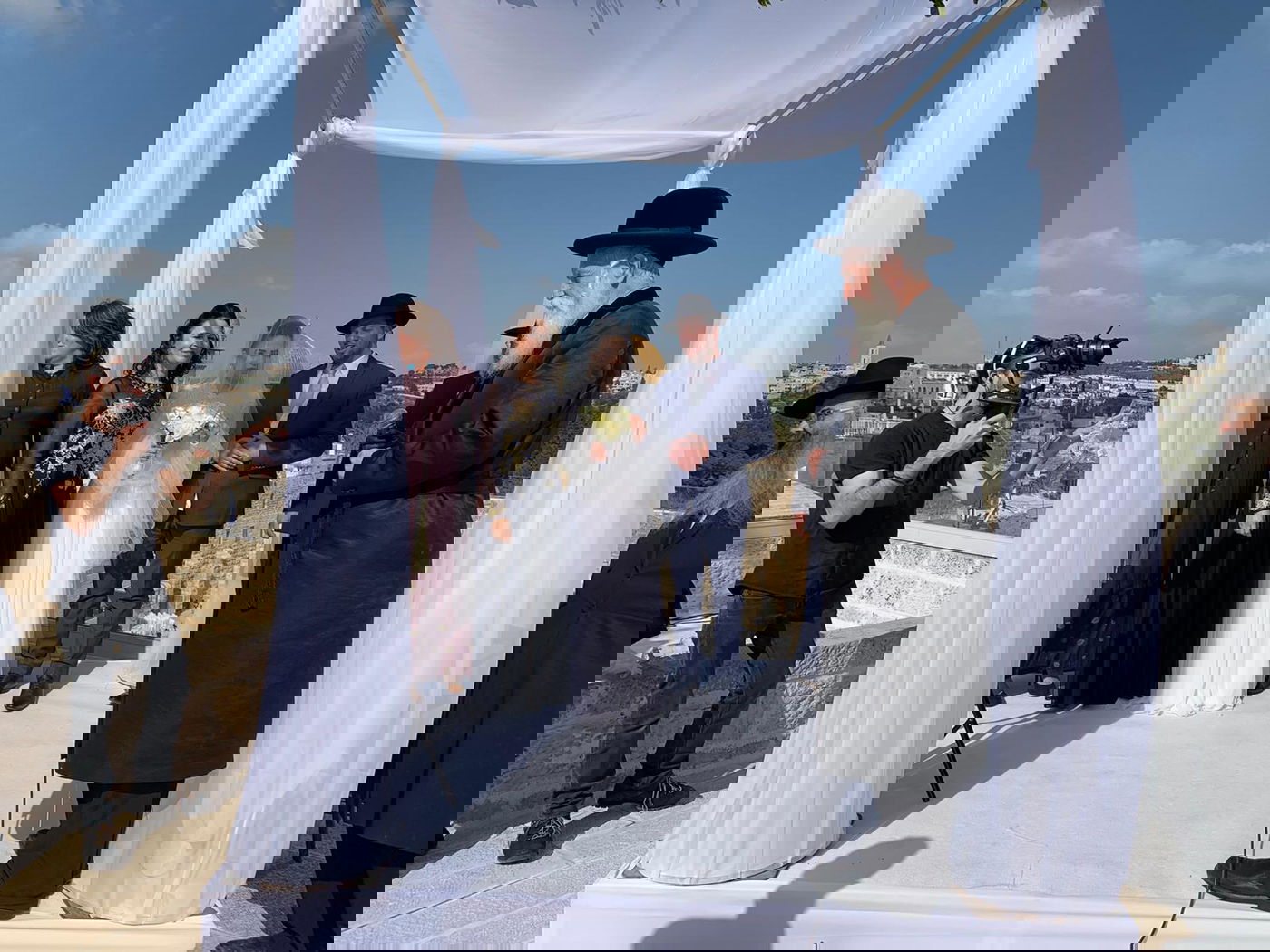 הרב גרוסמן התפלל בכותל, וסידר קידושין