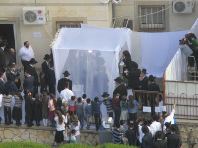 חופה בחצר בית מגורים, אתמול. אילוסטרציה