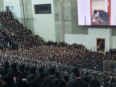 האדמו"ר מגור, ברקע אלפים מחסידיו