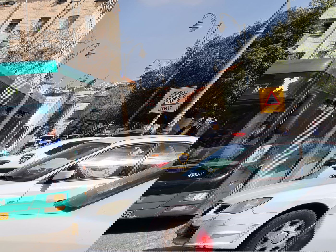 תיעוד: המשטרה סגרה את שכונת גאולה הסואנת