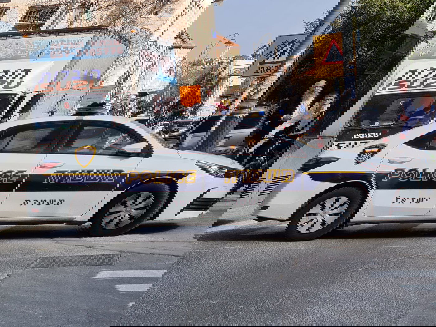 תיעוד: המשטרה סגרה את שכונת גאולה הסואנת