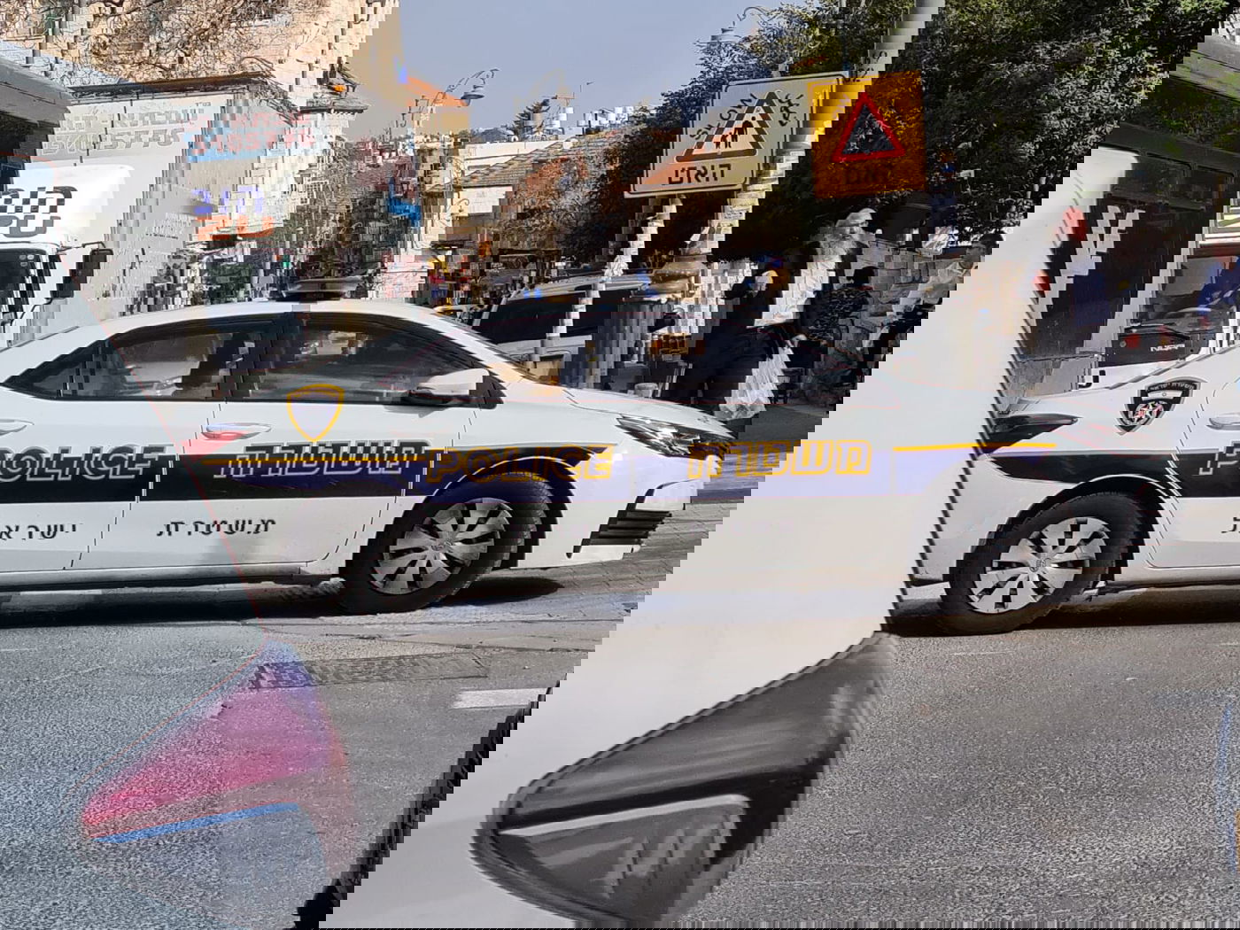 תיעוד: המשטרה סגרה את שכונת גאולה הסואנת