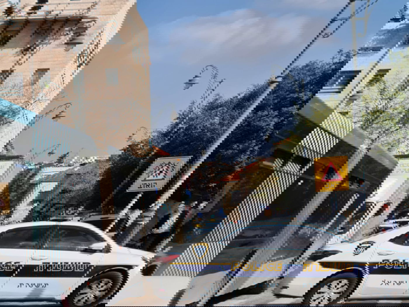 תיעוד: המשטרה סגרה את שכונת גאולה הסואנת