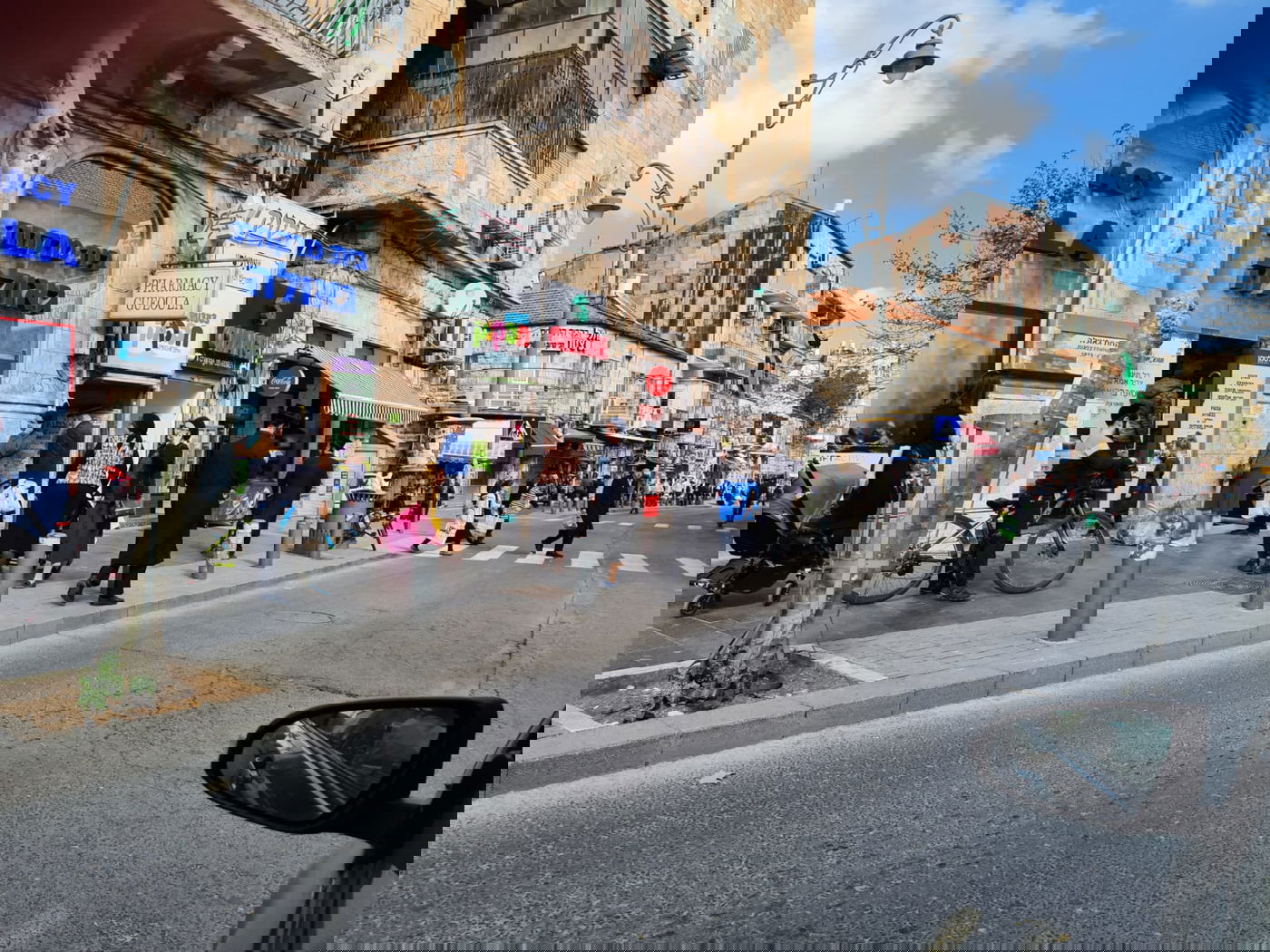 תיעוד: המשטרה סגרה את שכונת גאולה הסואנת