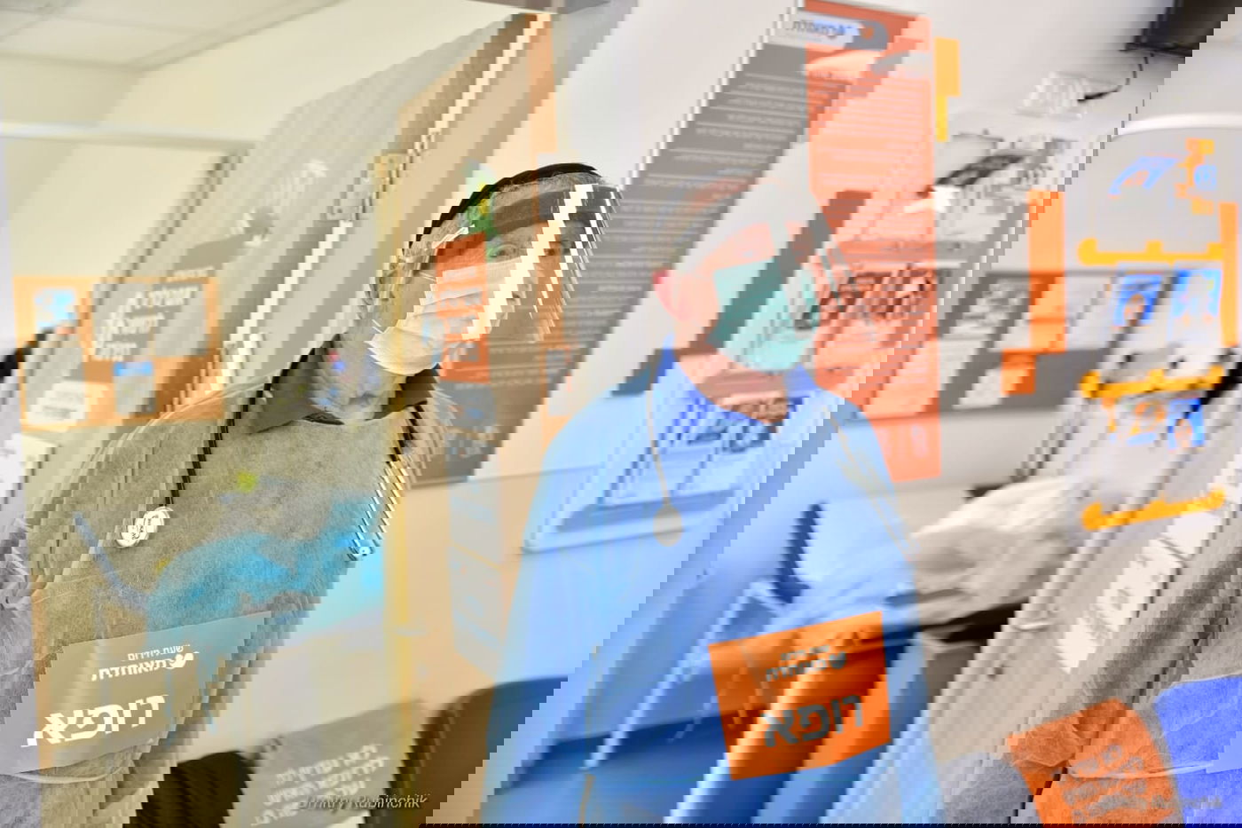 רופא במרפאות מאוחדת עם ציוד המיגון