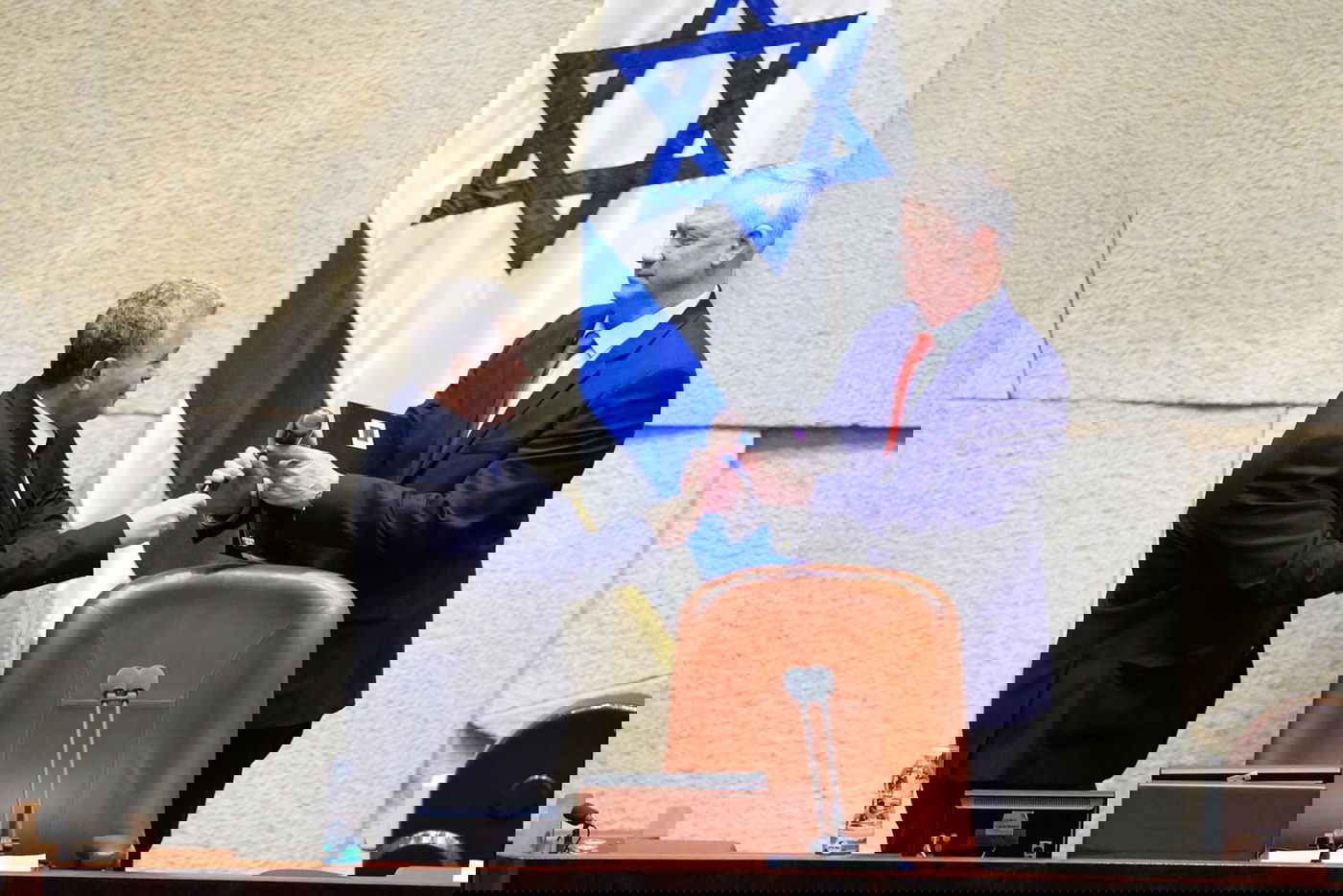 החרדים מרוצים מ'ממשלת חירום'; השמאל: "זה יום שחור"