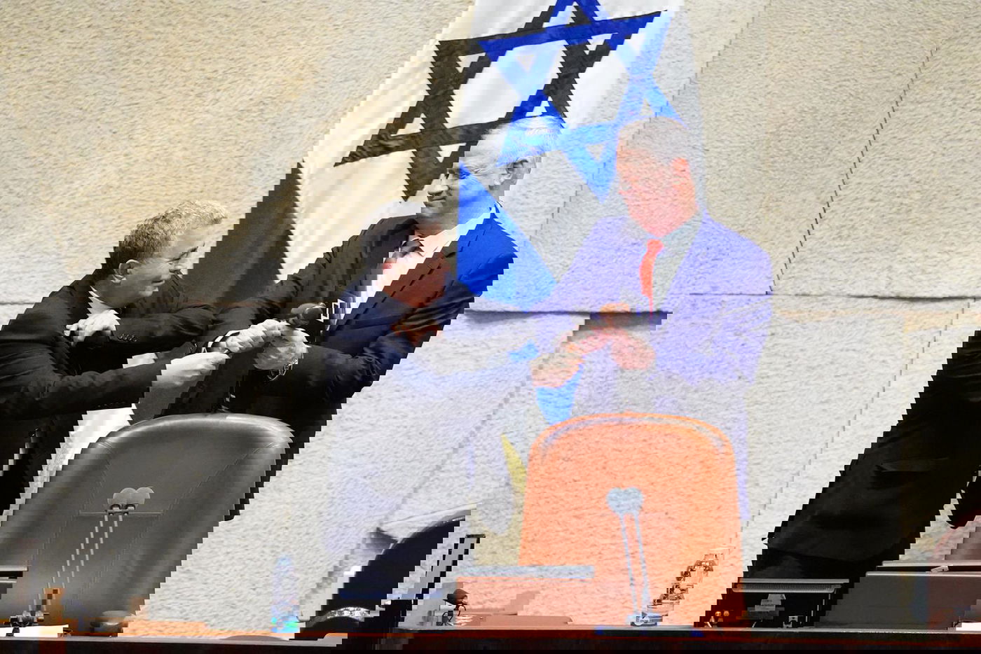 החרדים מרוצים מ'ממשלת חירום'; השמאל: "זה יום שחור"