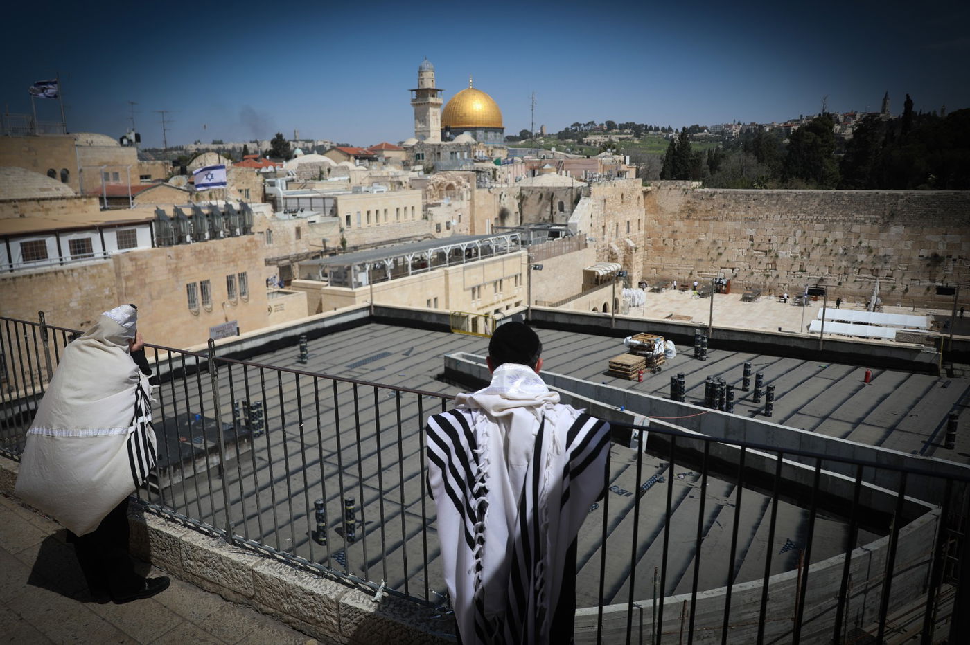 תיעוד מהכותל: מעט מתפללים, מרחוק • צפו