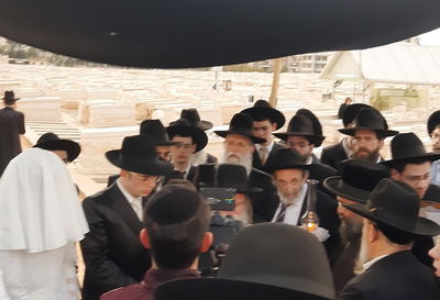 החופה בבית הקברות