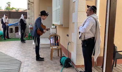 בחצרו של הרב רפאל מנת: הלל נרגש בצל ה'קורונה' • צפו