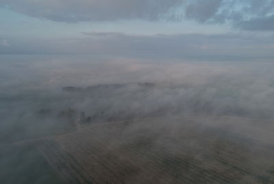 תיעוד רחפן: כך נראה הזריחה בערפל כבד