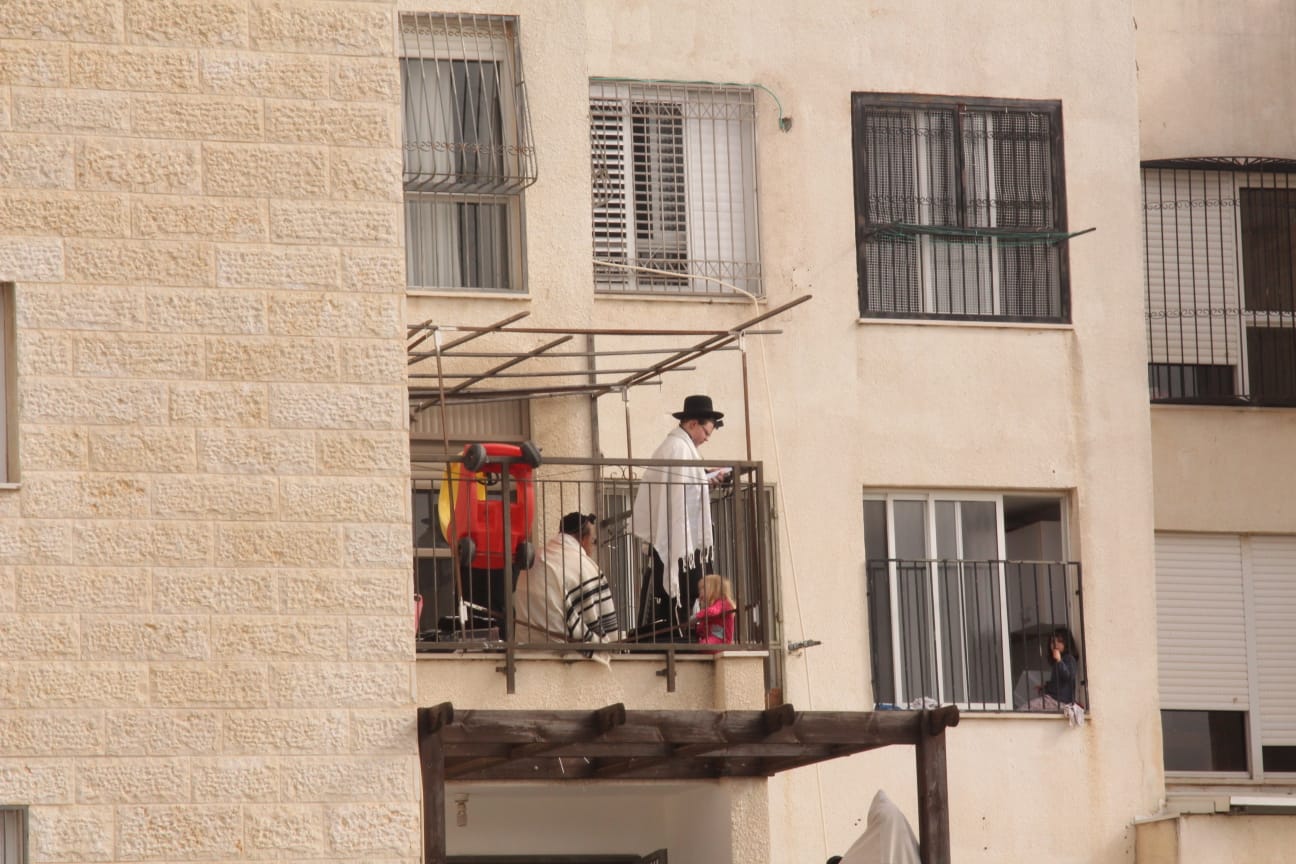 במרפסות וקרוסלות: כך נראה 'שחרית' בסגר