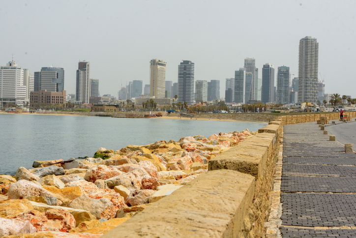 חוף הים ליד יפו ביום שישי