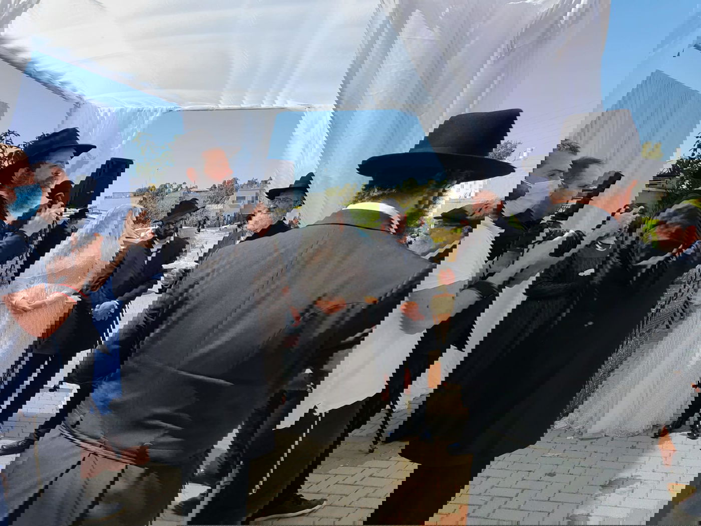 ברחוב צדדי בכפר: מנדי גרוזמן התחתן • צפו