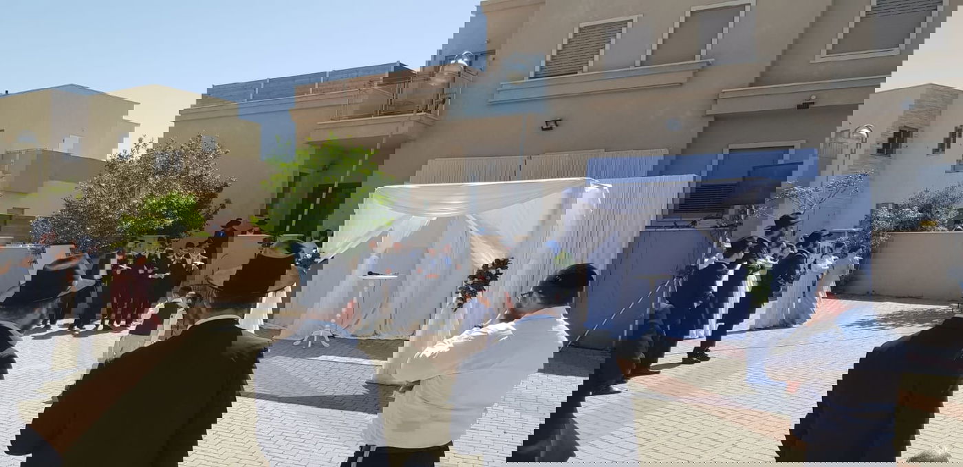 ברחוב צדדי בכפר: מנדי גרוזמן התחתן • צפו