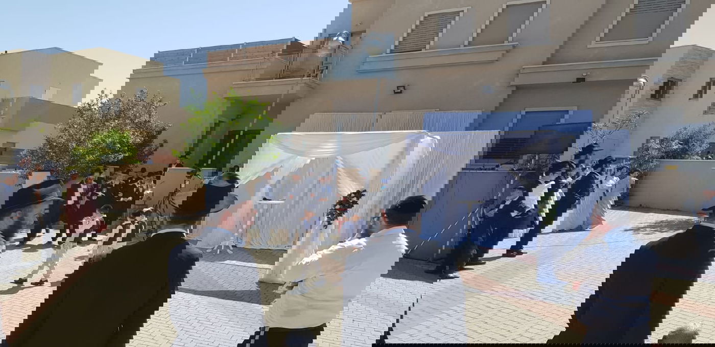 ברחוב צדדי בכפר: מנדי גרוזמן התחתן • צפו