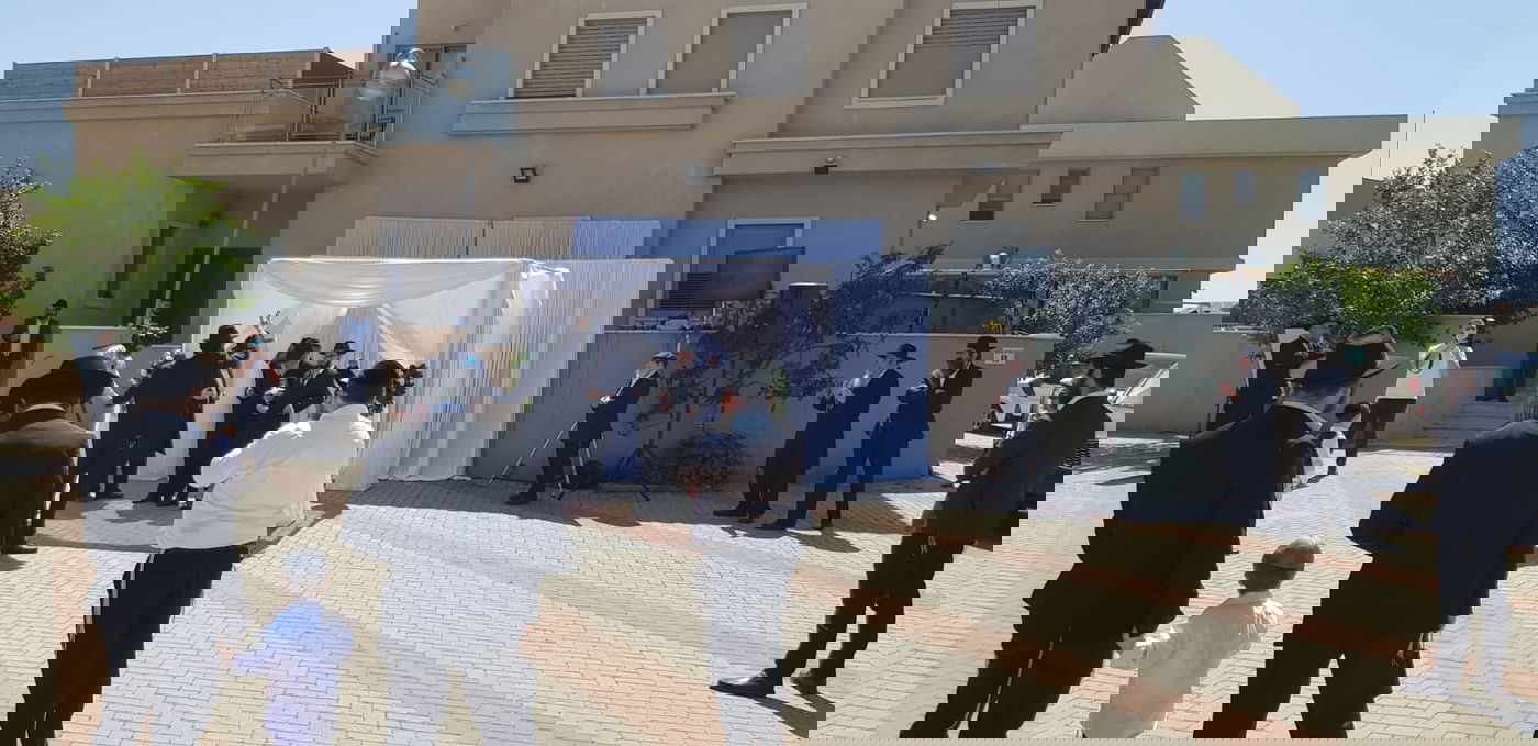 ברחוב צדדי בכפר: מנדי גרוזמן התחתן • צפו