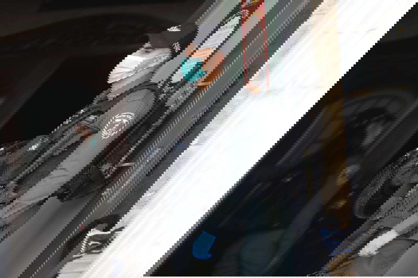 שוטרים במאה שערים, הבוקר