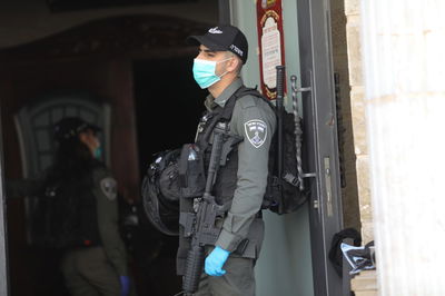 שוטרים במאה שערים, הבוקר