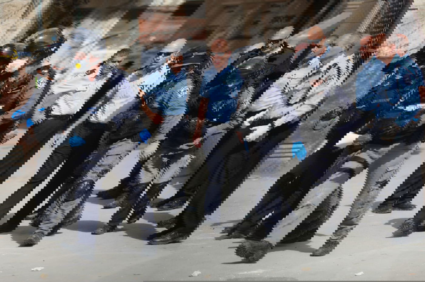 צפו: השוטרים עצרו מתפללים במאה שערים