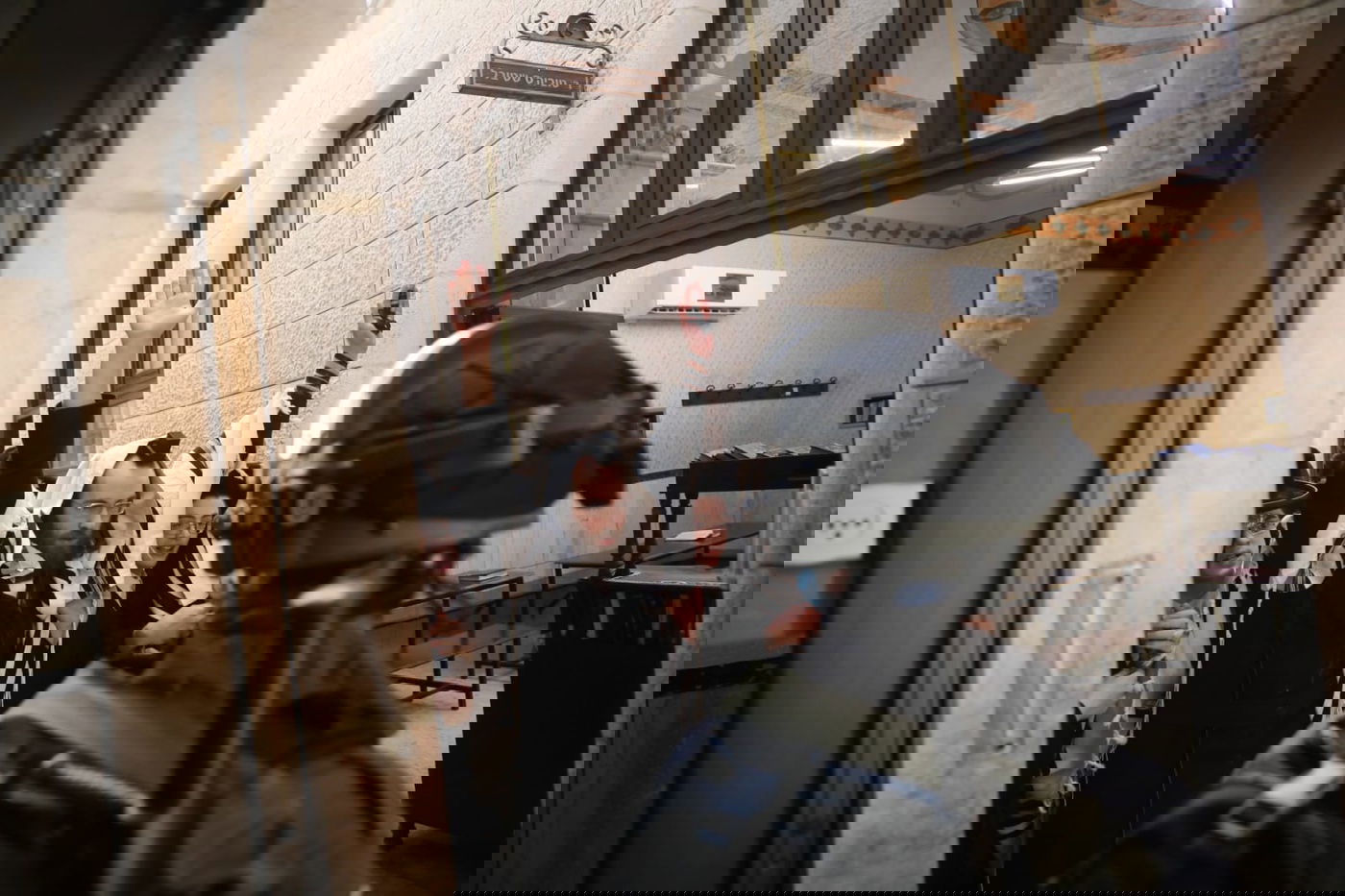 צפו: השוטרים עצרו מתפללים במאה שערים