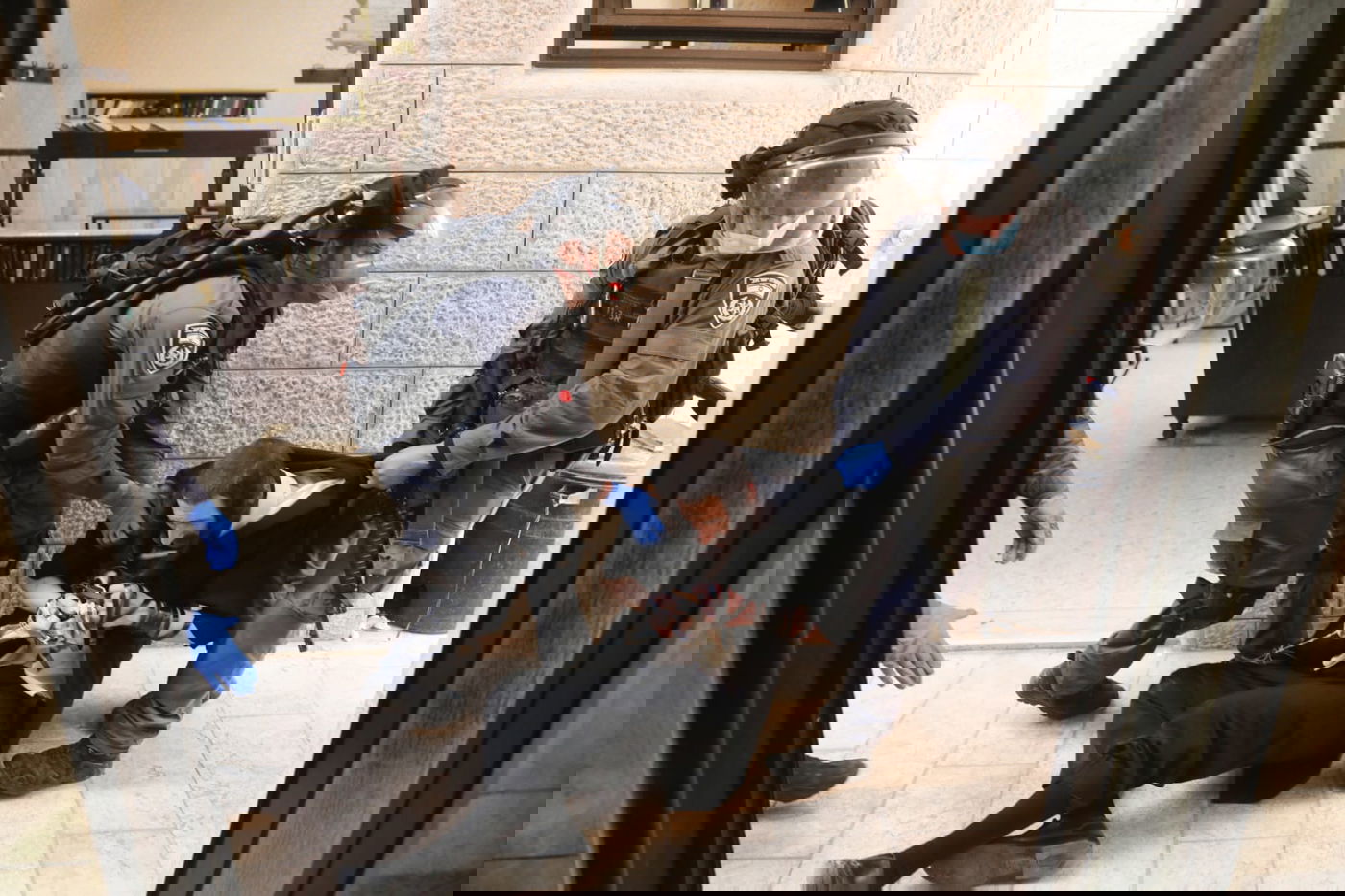 צפו: השוטרים עצרו מתפללים במאה שערים