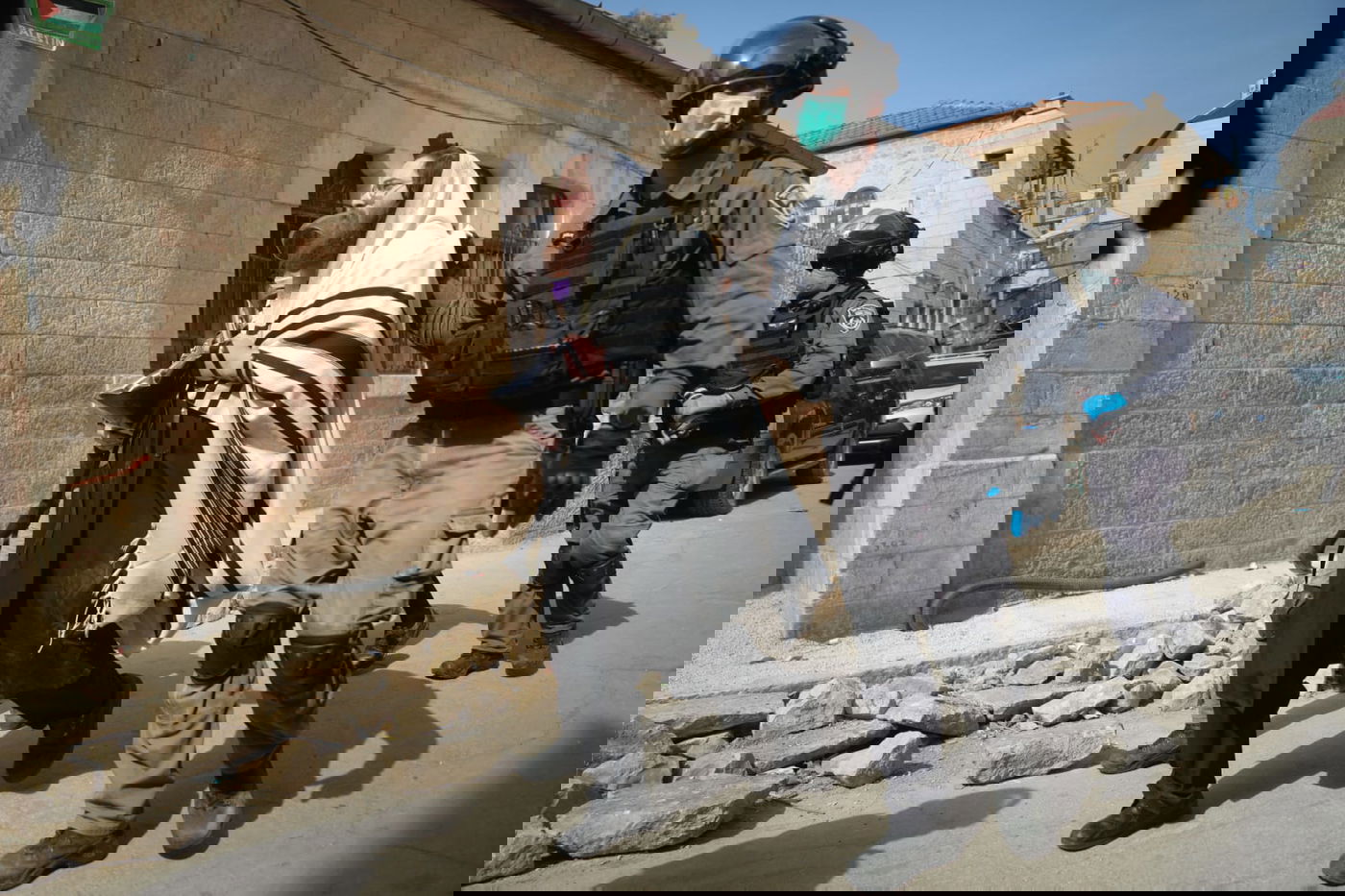 צפו: השוטרים עצרו מתפללים במאה שערים