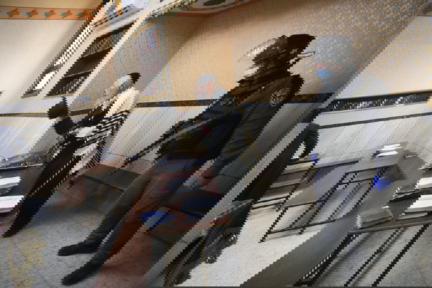 צפו: השוטרים עצרו מתפללים במאה שערים