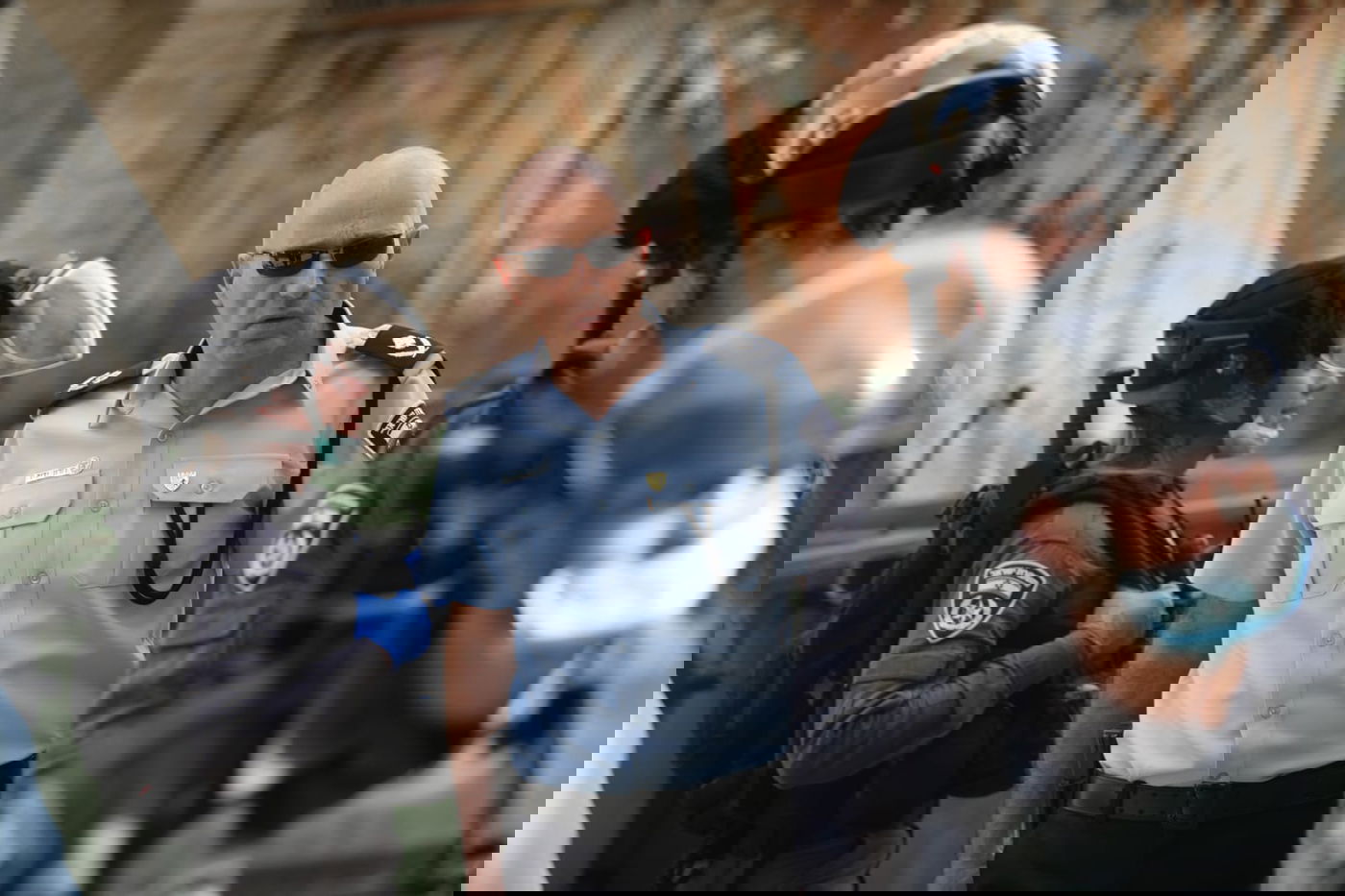 צפו: השוטרים עצרו מתפללים במאה שערים