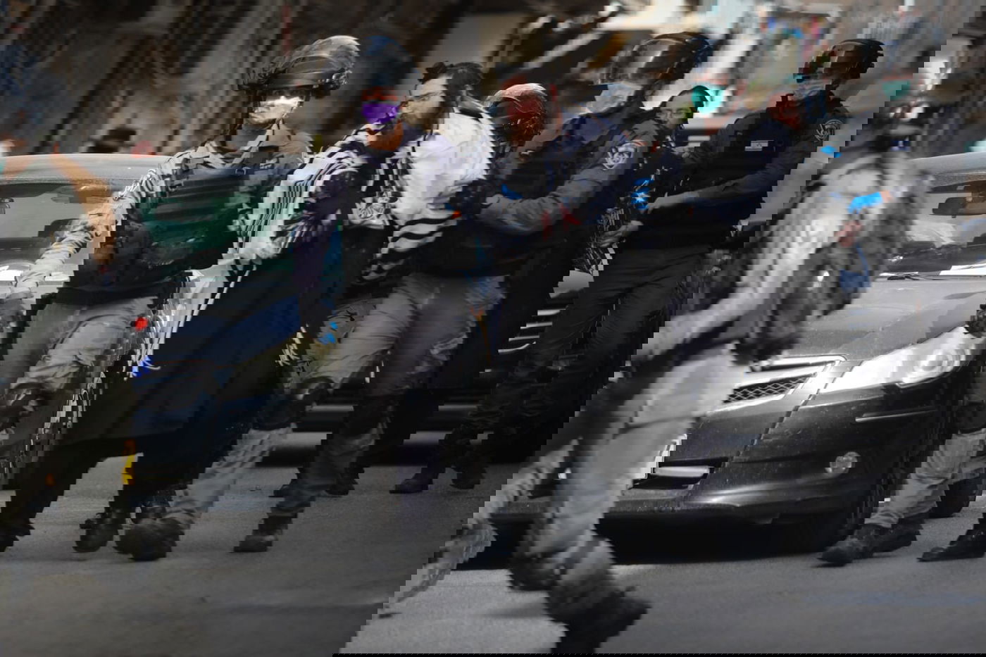 צפו: השוטרים עצרו מתפללים במאה שערים