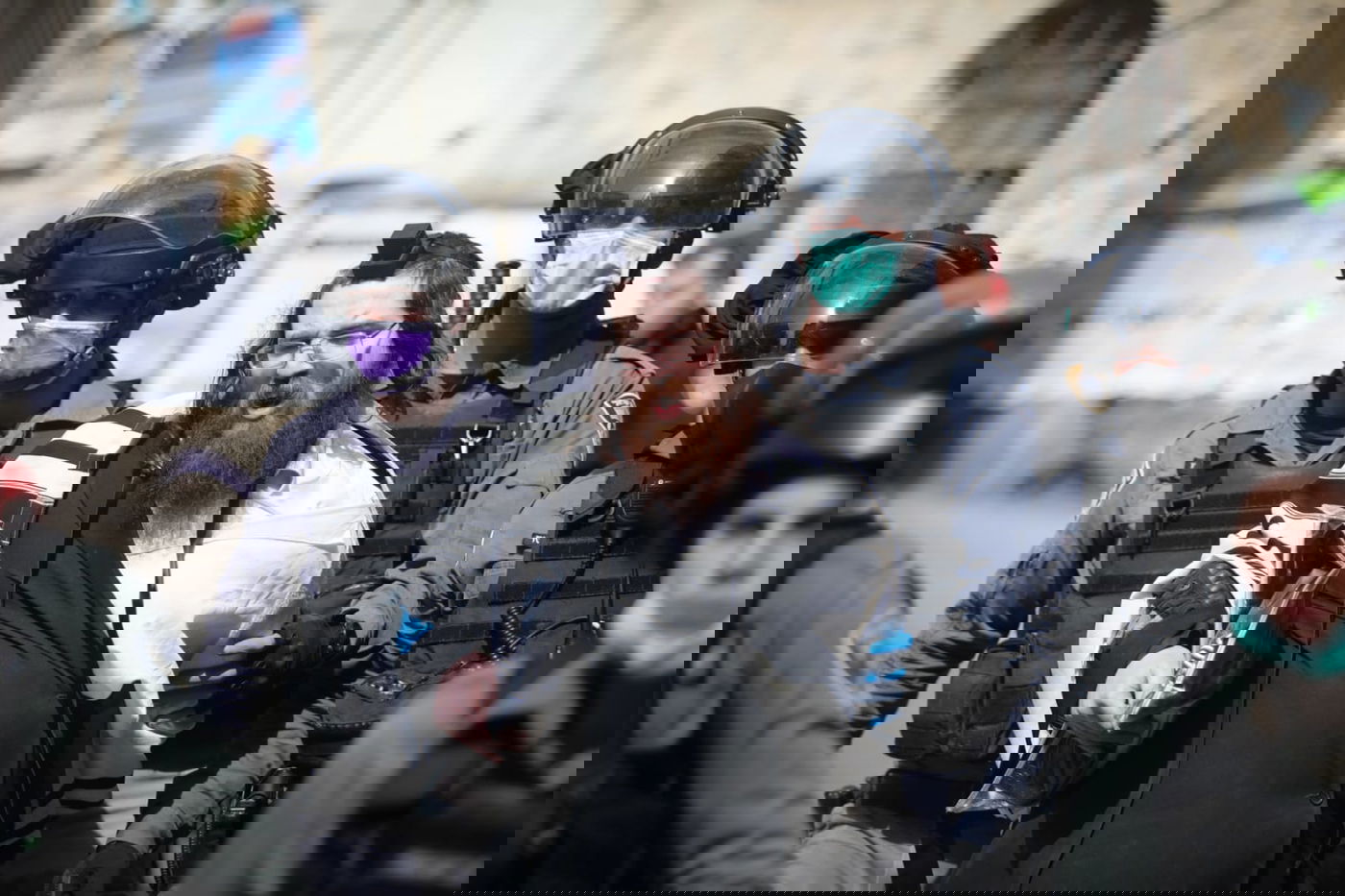 צפו: השוטרים עצרו מתפללים במאה שערים