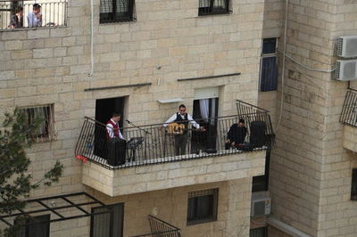 זלמן שטוב הקפיץ את הר נוף בקבלת שבת במרפסות • צפו