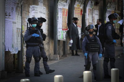 שוטרים במאה שערים, אתמול