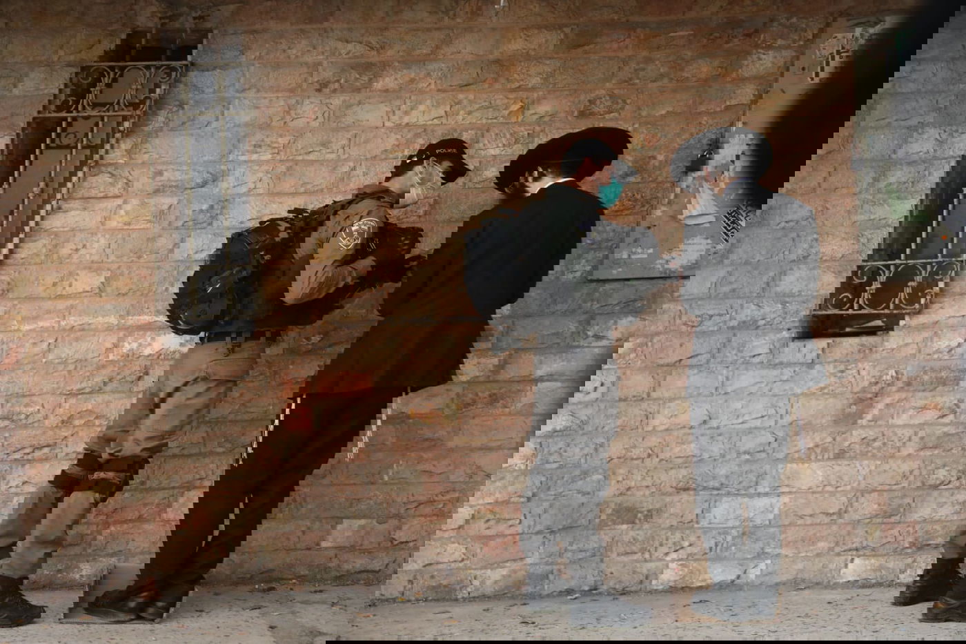 תיעוד: כוחות המשטרה פשטו על 'זכרון משה'