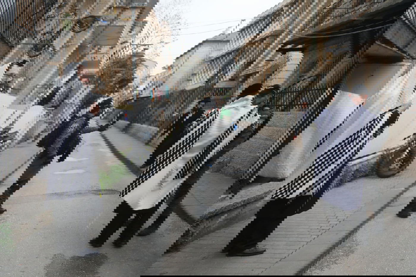 תיעוד: כוחות המשטרה פשטו על 'זכרון משה'