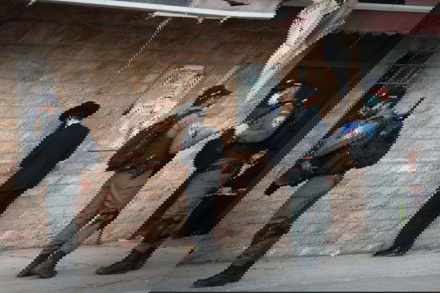 תיעוד: כוחות המשטרה פשטו על 'זכרון משה'