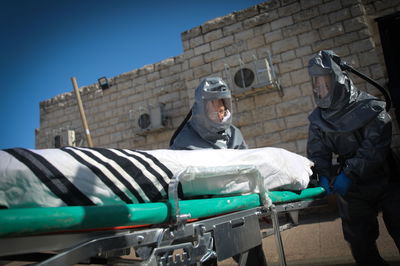 חולה קורונה מובא לטהרה. אילוסטרציה