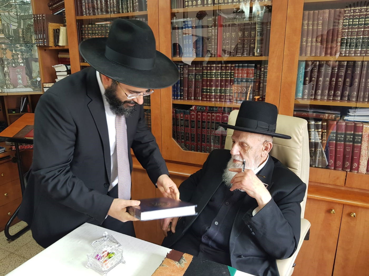 הגר"י ינון מגיש את ספרו לנשיא המועצת הגר"ש כהן