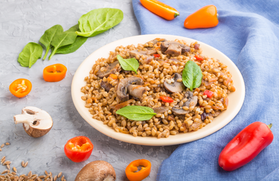 ארוחה בסיר אחד: תבשיל נקניקיות, גרגרי כוסמין ופלפלים