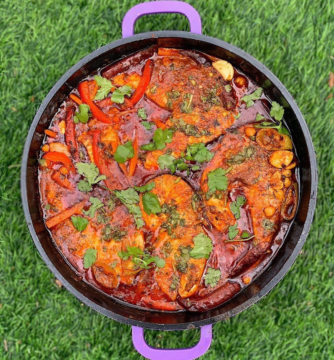 דגים מרוקאים ברוטב פיקנטי עם גרגרי חומוס וירקות