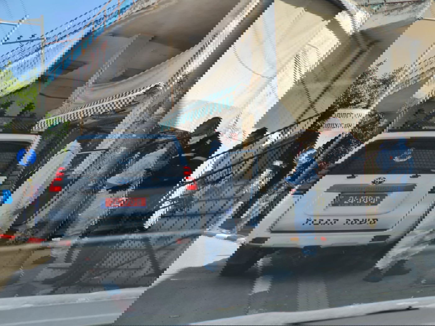 הפרת ההנחיות; כוחות משטרה פשטו על פוניבז'