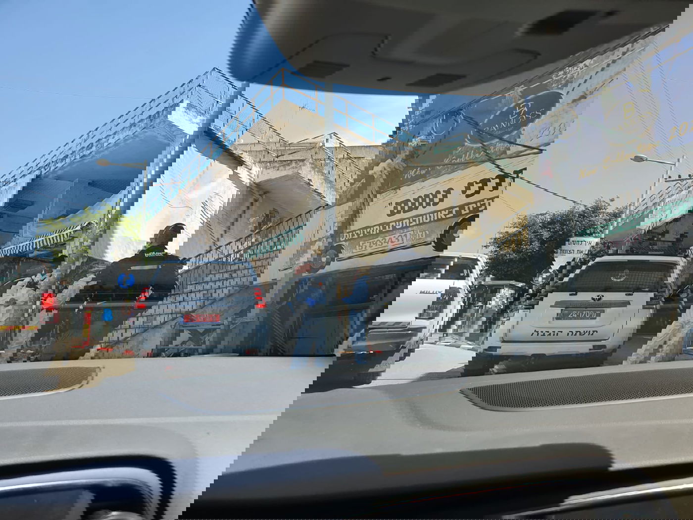 הפרת ההנחיות; כוחות משטרה פשטו על פוניבז'