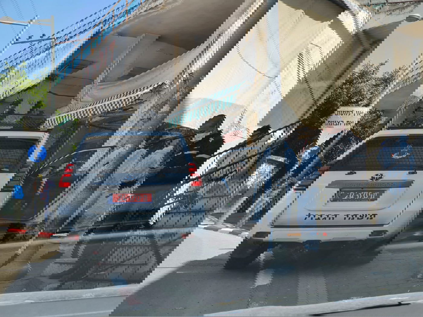 הפרת ההנחיות; כוחות משטרה פשטו על פוניבז'