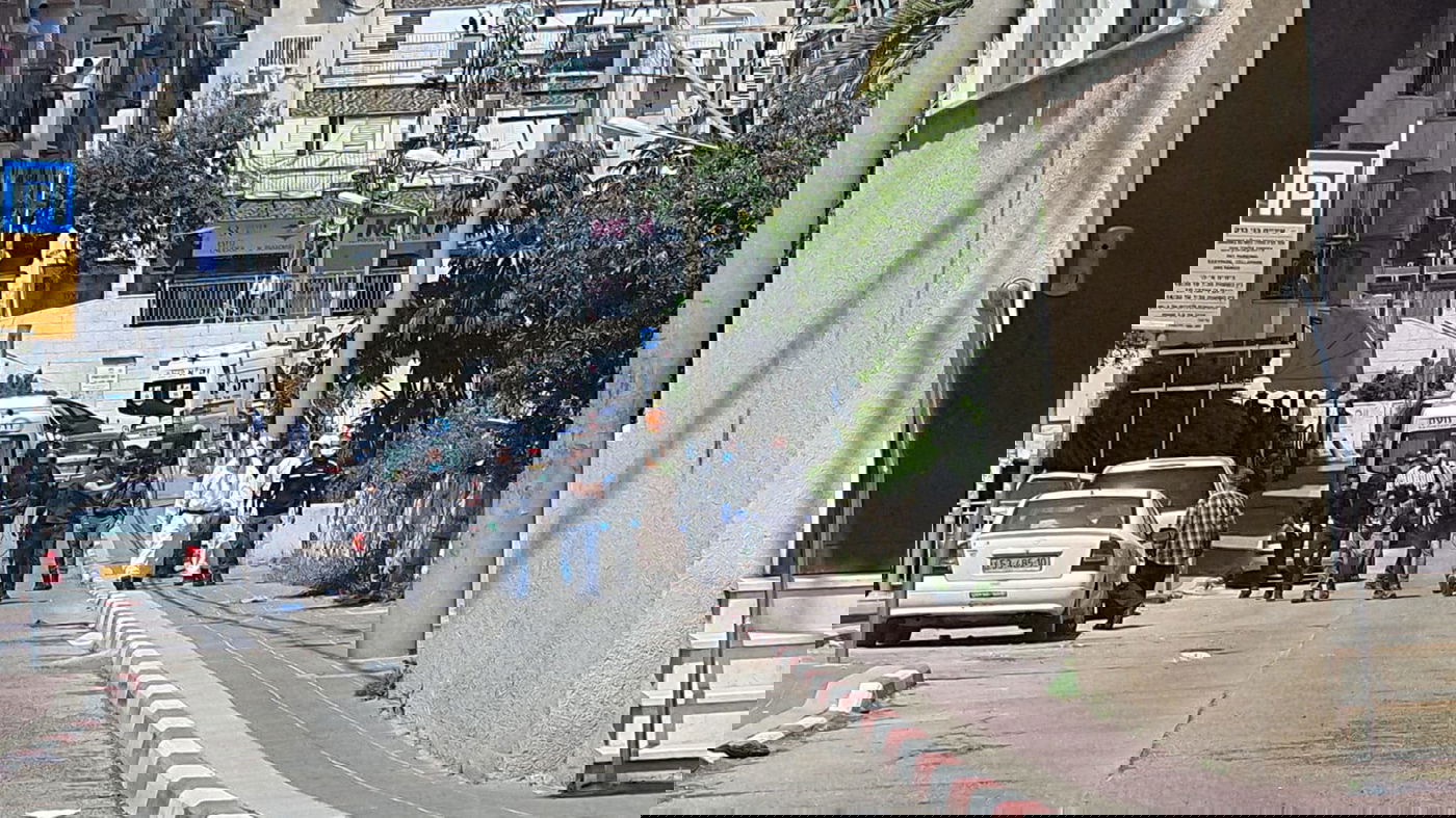 הפרת ההנחיות; כוחות משטרה פשטו על פוניבז'